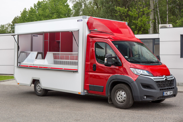 Samochód gastronomiczny - czerwono-biały - nadwozia specjalne