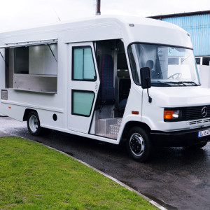 Samochód gastronomiczny Mercedes - zabudowy specjalistyczne