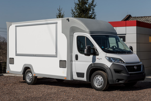 Samochód gastronomiczny z zabudową kontenerową - nadwozia specjalne Bannert