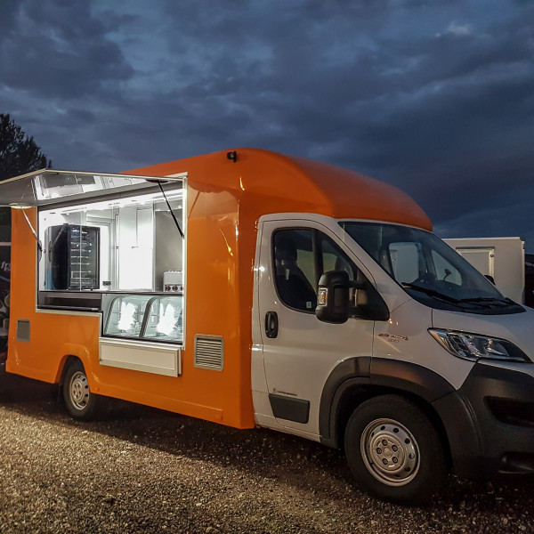 Samochód do sprzedaży grillowanego kurczaka - zabudowy specjalistyczne