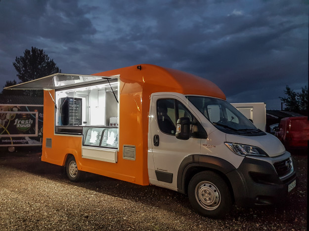 Samochód do sprzedaży grillowanego kurczaka - zabudowy specjalistyczne