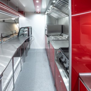 Przyczepa gastronomiczna z wyposażeniem 4,5m