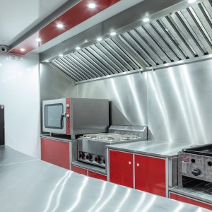 Przyczepa gastronomiczna z wyposażeniem 4,5m