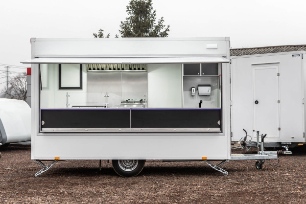 Przyczepa gastronomiczna z wyposażeniem - kontenery specjalistyczne