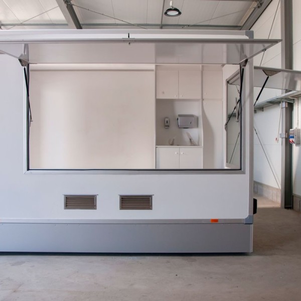 Przyczepa z obudową na koła - kontenery specjalne Bannert