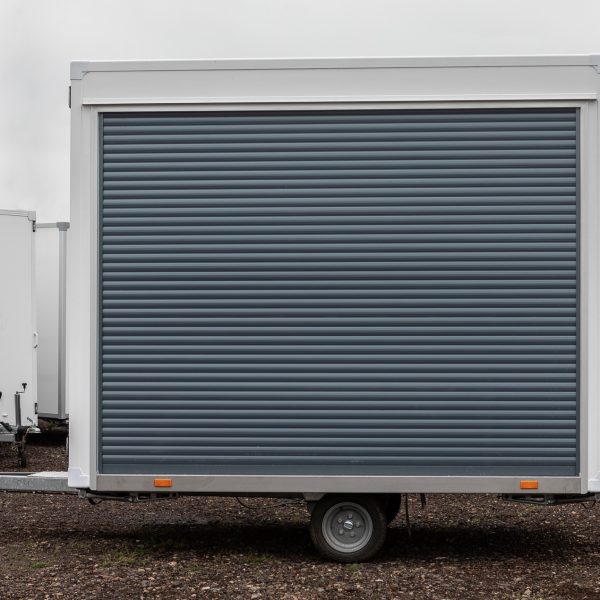 przyczepa handlowa z roletą