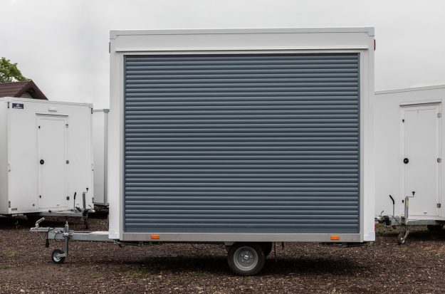 przyczepa handlowa z roletą