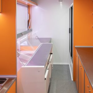 Wnętrze przyczepy wędzarni