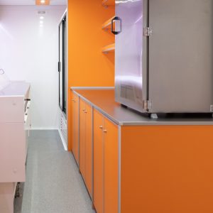 Wnętrze przyczepy wędzarni