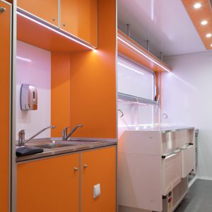 Wnętrze przyczepy wędzarni