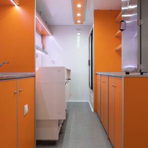 Wnętrze przyczepy wędzarni