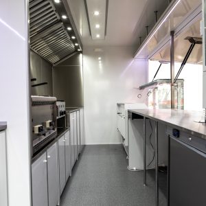 wnętrze przyczepy do sprzedaży ryb