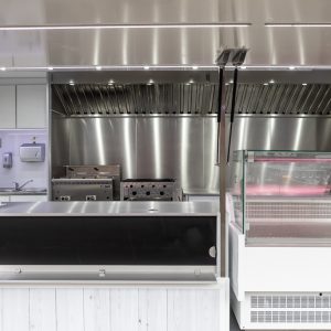 wnętrze przyczepy gastronomicznej do sprzedaży ryb