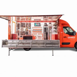 samochód wystawowy z narzędziami