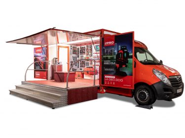 samochód wystawowy z narzędziami