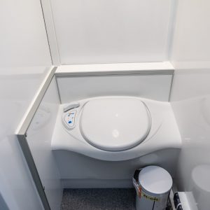 przyczepa z toaletą