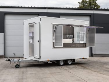 meble nierdzewne w przyczepie