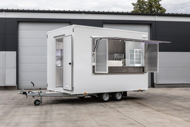 meble nierdzewne w przyczepie