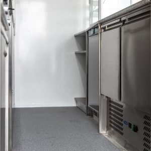 meble nierdzewne w przyczepie